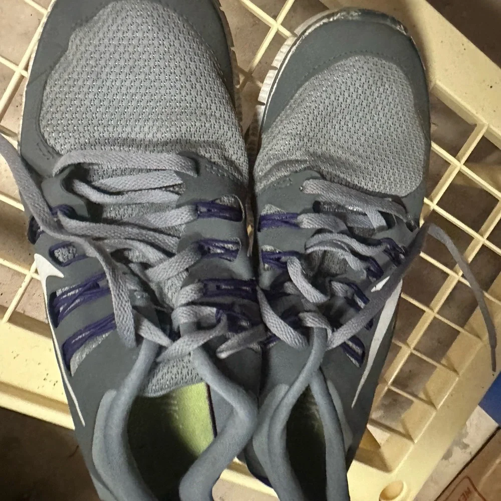 Nike Athletic Shoes in Gray with Purple‎ Highlights